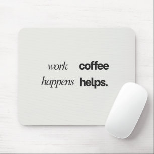 'Werk Gebeurt. Koffie Helpt.' Grappig Collega Cade Muismat
