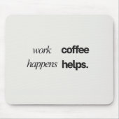 'Werk Gebeurt. Koffie Helpt.' Grappig Collega Cade Muismat (Voorkant)