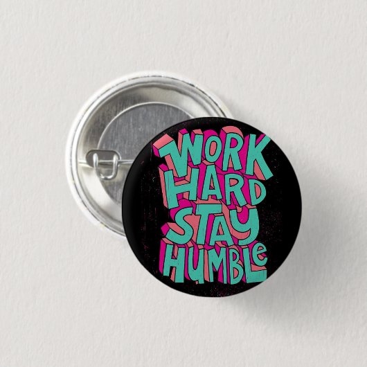 Werk hard, blijf nederig ronde button 3,2 cm (Voorkant /achterkant)
