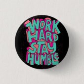 Werk hard, blijf nederig ronde button 3,2 cm (Voorkant)