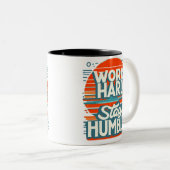 Werk hard, blijf nederig tweekleurige koffiemok (Voorkant rechts)