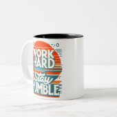 Werk hard, blijf nederig tweekleurige koffiemok (Voorkant links)