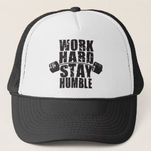 Werk hard, blijf nederig - Workout Motivatie Trucker Pet