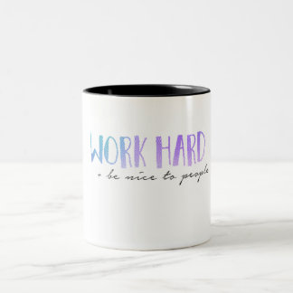 Werk hard en wees aardig tweekleurige koffiemok