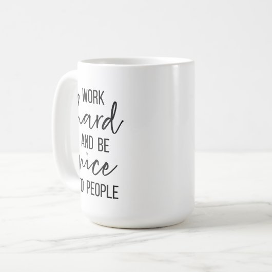 Werk hard en wees vriendelijk voor de Mok van mens (Voorkant links)