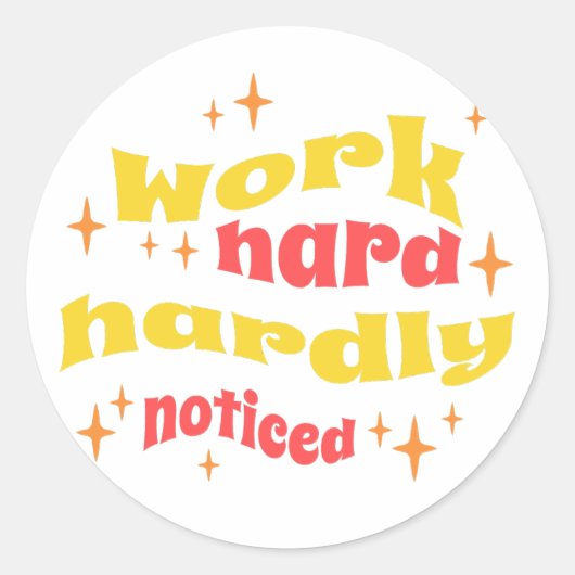WERK HARD, NAUWELIJKS MERKBAAR SARCASTISCH WERK RONDE STICKER (Voorkant)