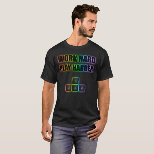 Werk hard PLAY harder WASD RGB T-shirt (Voorkant volledig)