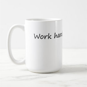Werk hard Snack vaak - grappige motivatie Koffiemok