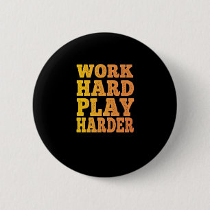 Werk Hard Speel Zo Hard - Dag van de Arbeid - Scha Ronde Button 5,7 Cm