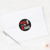 Werk hard, speel zo hard voor de werknemers ronde sticker (Envelop)