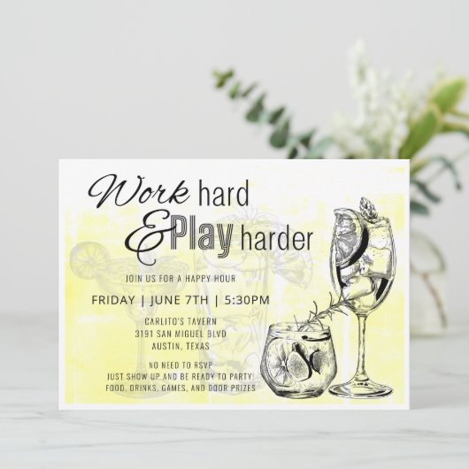 Werk Hard Spelen Harder Happy Hour Uitnodigen Kaart (Staand voorkant)