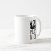 Werk hard spelen leuk koffiemok (Voorkant rechts)