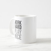 Werk hard spelen leuk koffiemok (Voorkant links)