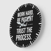 Werk hard, wees geduldig, vertrouw op het proces grote klok (Hoek)
