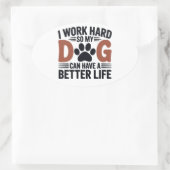 Werk hard zodat mijn hond beter leeft - Fun Pet De Ovale Sticker (Tas)