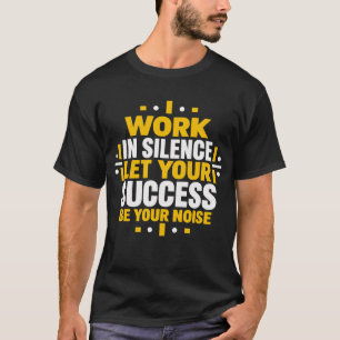 Werk in stilte laat je succes je herrie zijn Mot T-shirt