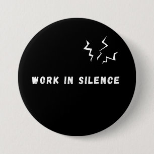 Werk in stilte Minimalistische motivatiequote Zwar Ronde Button 7,6 Cm