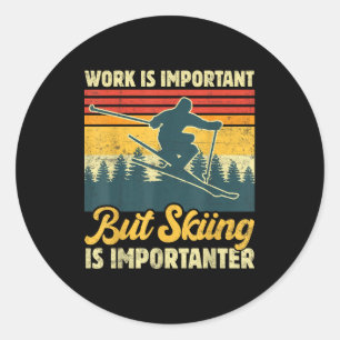 Werk is belangrijk maar skiën is belangrijker - gr ronde sticker