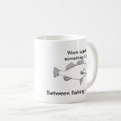 Werk is gewoon iets wat ik doe tussen visreizen koffiemok (Voorkant rechts)