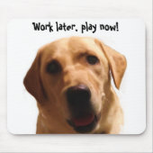 Werk later, speel nu! | Funny Yellow Lab Mousepad Muismat (Voorkant)