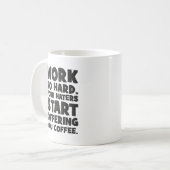 Werk zo hard dat je haters je koffie gaan aanbiede koffiemok (Voorkant links)