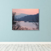 Werken aan de rivier op de Sunset Canvas Afdruk (Insitu (Houten vloer))