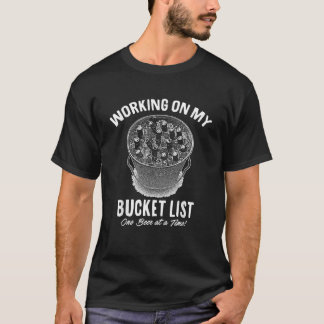 Werken aan mijn bucketlist Een biertje op een grap T-shirt
