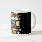 Werken in mijn tuin en met mijn hond grote koffiekop (Voorkant rechts)