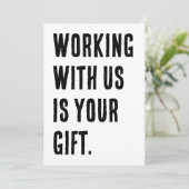 Werken met ons is uw geschenk Grappige collega Kaart (Staand voorkant)