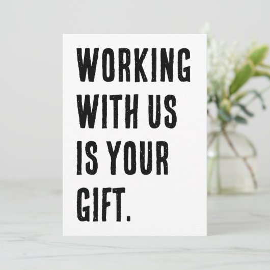 Werken met ons is uw geschenk Grappige collega Kaart (Staand voorkant)