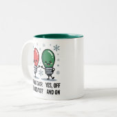 Werken over de Feestdagen Kerst Grappige grap Tweekleurige Koffiemok (Voorkant links)