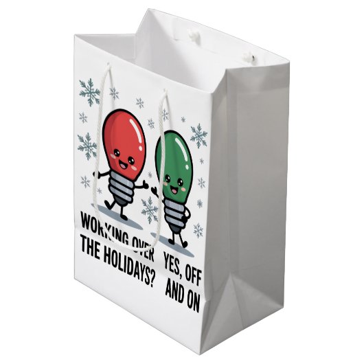 Werken tijdens de feestdagen Kerst grap Medium Cadeauzakje (Voorkant Gekanteld)