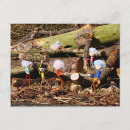 Werkende Fubby's in hun houtzagerij. Briefkaart