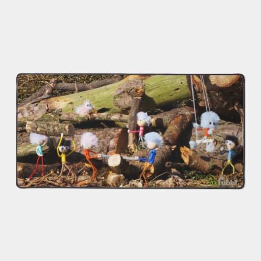 Werkende Fubby's in hun houtzagerij. Bureaumat (Voorkant)