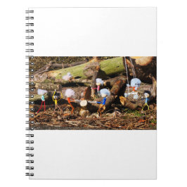 Werkende Fubby's in hun houtzagerij. Notitieboek