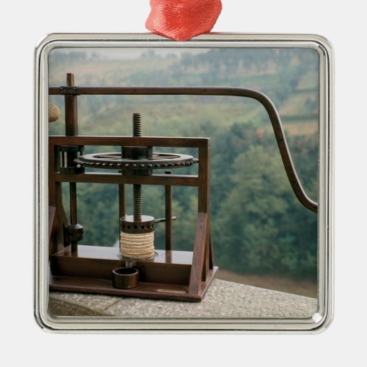 Werkmodel van de olijvenpers metalen ornament (Voorkant)