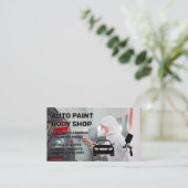 Werknemer spuit auto met verf visitekaartje (Staand voorkant)