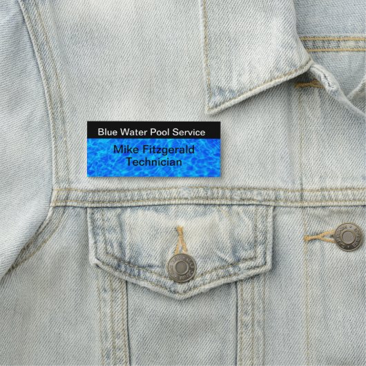 Werknemer van de zwembad naamplaatje (In situ)