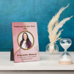 Werknemer van het Jaar Fotoplaat<br><div class="desc">Deze professionele medewerker van het jaarblad realtor business plaque heeft een luxueuze roze en goudachtergrond, die een aura van elegantie en verfijning biedt. Het minimale lijst van de faux gouden cirkel voegt een aanraking van klasse toe, terwijl de duif vrede en vertrouwen symboliseert, die het de perfecte vertegenwoordiging van de...</div>