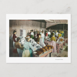 Werknemers die GoodiesFresno pakken, CA Briefkaart