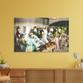 Werknemers die GoodiesFresno pakken, CA Canvas Afdruk (Insitu (Woonkamer))