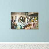 Werknemers die GoodiesFresno pakken, CA Canvas Afdruk (Insitu (Houten vloer))