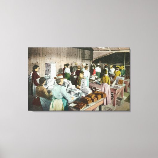 Werknemers die GoodiesFresno pakken, CA Canvas Afdruk (Voorkant)