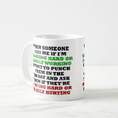 Werkt hard of werkt nauwelijks grappig koffiemok (Voorkant links)