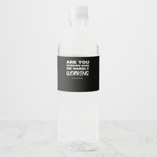 Werkt u hard of werkt u nauwelijks actief? waterfles etiket