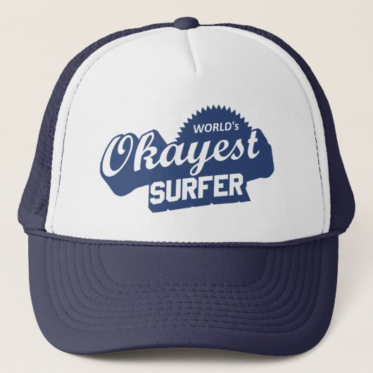 Werlds Okayest Surfer Trucker Pet (Voorkant)