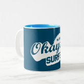 Werlds Okayest Surfer Tweekleurige Koffiemok (Voorkant links)