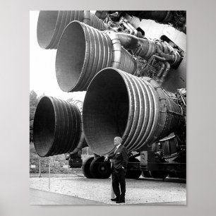 Wernher von Braun met F-1-motoren Poster