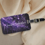 Wervelend Abstract Deep Violet Cosmic Celestial Bagagelabel<br><div class="desc">Dit aanpasbare bagagelabel heeft een boeiend en levendig ontwerp. Het overheersende kleurenschema is een betoverende mix van diep violet en lichter lila, die een kosmisch en buitenaards gevoel oproept. Draaiende abstracte patronen die doen denken aan verre sterrenstelsels en hemellichamen sieren het label, waardoor een gevoel van beweging en verwondering ontstaat....</div>