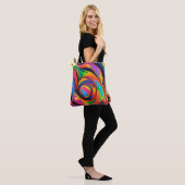 Wervelende levendige kleuren regenboog tote bag (Op model)